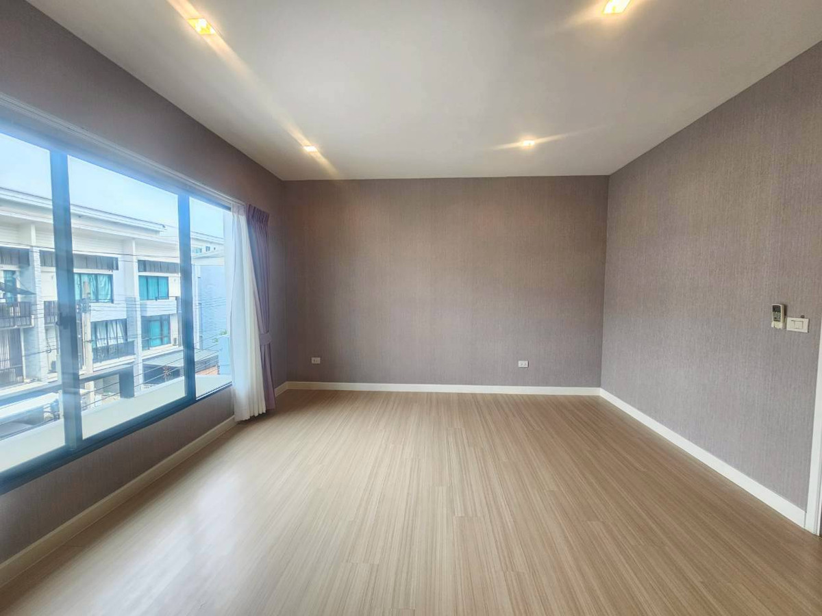 ให้เช่าทาวน์โฮมสมุทรปราการ สำโรง :  ✨ [YR678] ทาวน์โฮม 3 ชั้น Plex Bangna: ที่พักระดับผู้บริหาร ทำเลทองติดถนนใหญ่