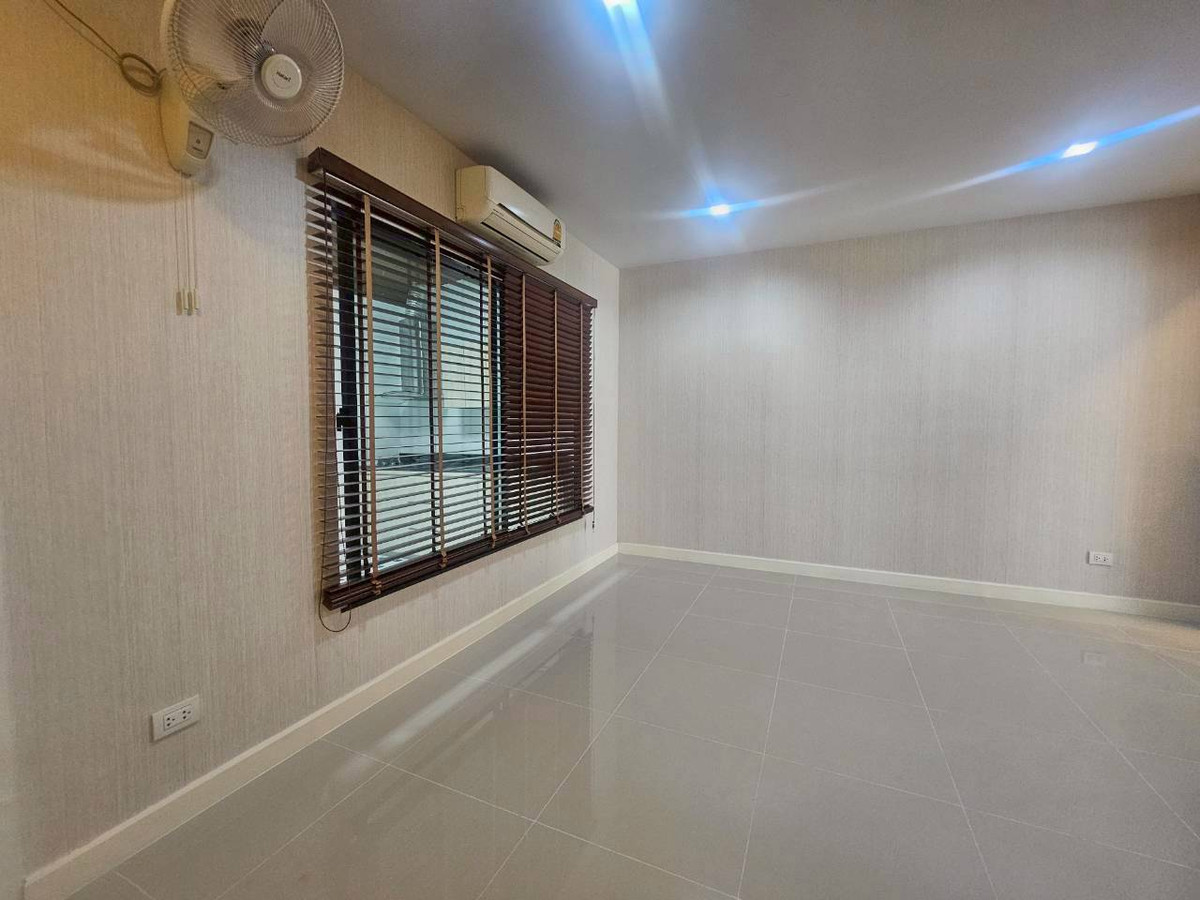 ให้เช่าทาวน์โฮมสมุทรปราการ สำโรง :  ✨ [YR678] ทาวน์โฮม 3 ชั้น Plex Bangna: ที่พักระดับผู้บริหาร ทำเลทองติดถนนใหญ่