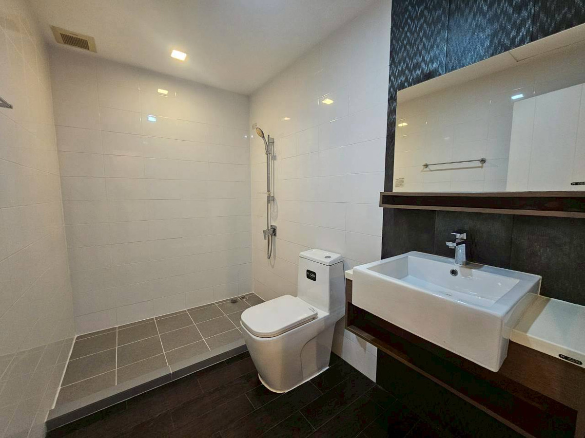 ให้เช่าทาวน์โฮมสมุทรปราการ สำโรง : ✨ ทาวน์โฮมหลังมุม รีโนเวทใหม่ทั้งหลัง: ที่พักระดับผู้บริหาร บนถนนหลักโครงการ Plex Bangna