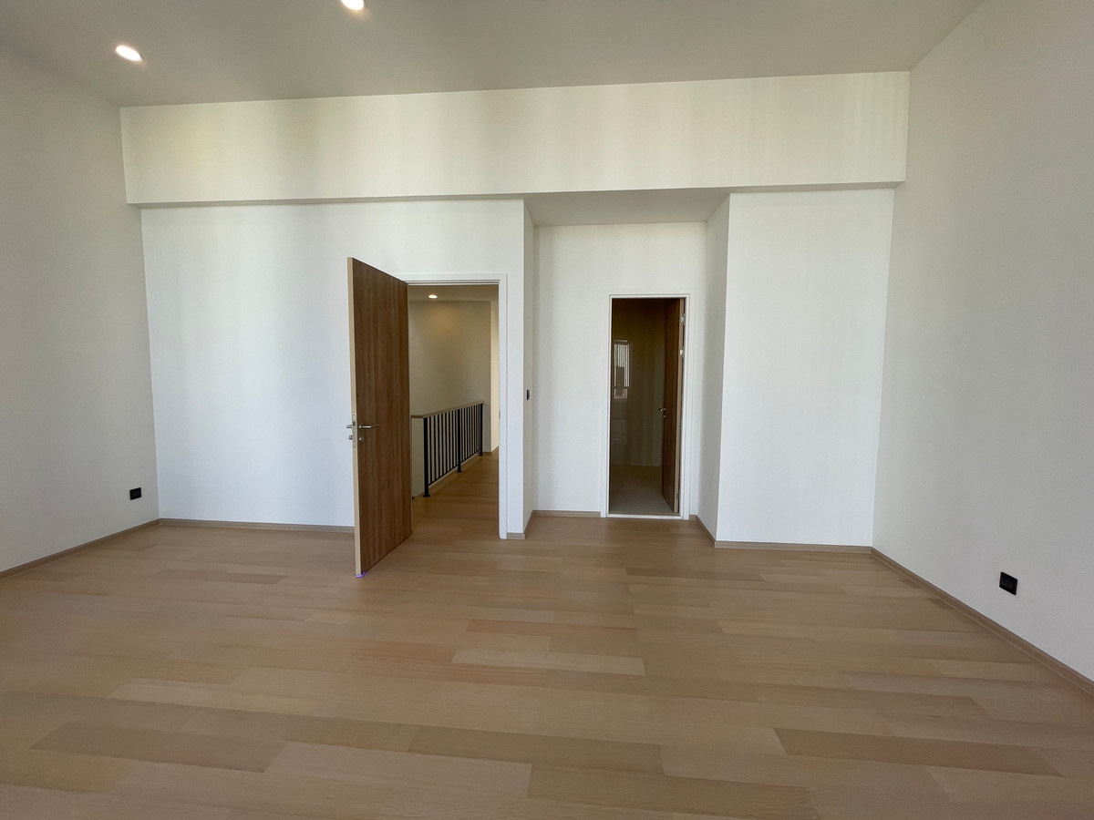 For SaleLadprao, Central Ladprao : [For Sale] Luxurious 3.5-story semi-detached house, Novel Residence Lat Phrao 18, usable area 417.4 sq m, like a single house in the heart of the city! Experience luxury living with the utmost privacy. In a potential location “Lat Phrao-Ratchada&