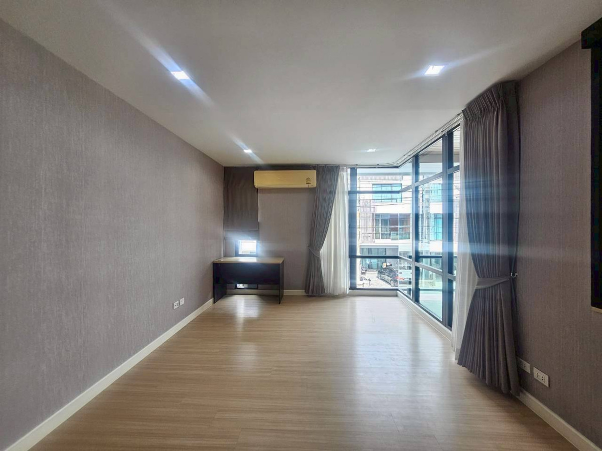 ให้เช่าทาวน์โฮมสมุทรปราการ สำโรง :  ✨ [YR678] ทาวน์โฮม 3 ชั้น Plex Bangna: ที่พักระดับผู้บริหาร ทำเลทองติดถนนใหญ่