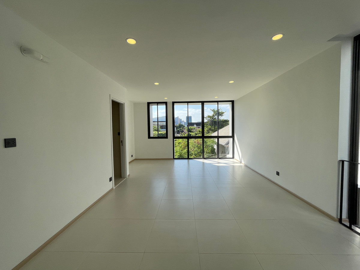 For SaleLadprao, Central Ladprao : [For Sale] Luxurious 3.5-story semi-detached house, Novel Residence Lat Phrao 18, usable area 417.4 sq m, like a single house in the heart of the city! Experience luxury living with the utmost privacy. In a potential location “Lat Phrao-Ratchada&