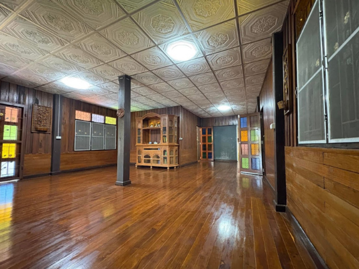 For SaleHousePattaya, Bangsaen, Chonburi : Thai style house for sale, cement mixed with wood. With a large plot of land