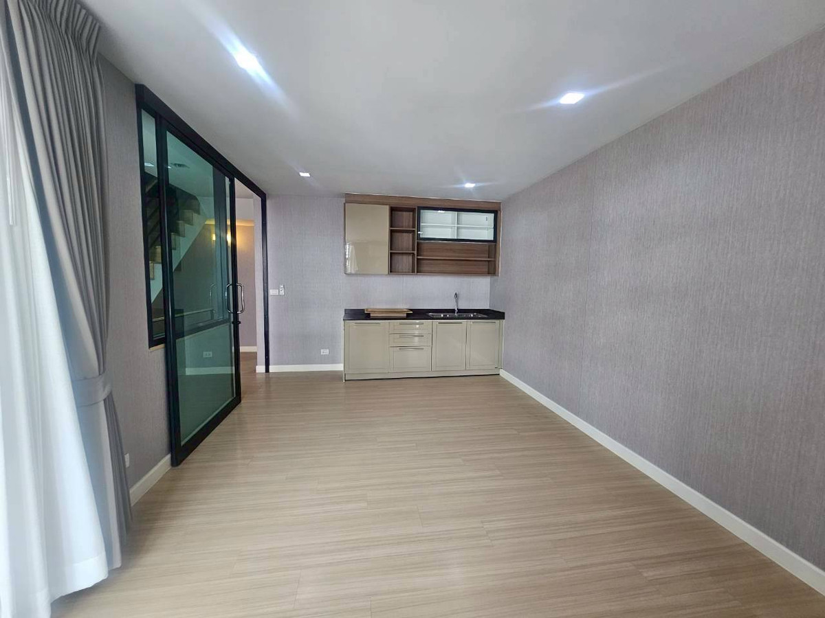 ให้เช่าทาวน์โฮมสมุทรปราการ สำโรง :  ✨ [YR678] ทาวน์โฮม 3 ชั้น Plex Bangna: ที่พักระดับผู้บริหาร ทำเลทองติดถนนใหญ่