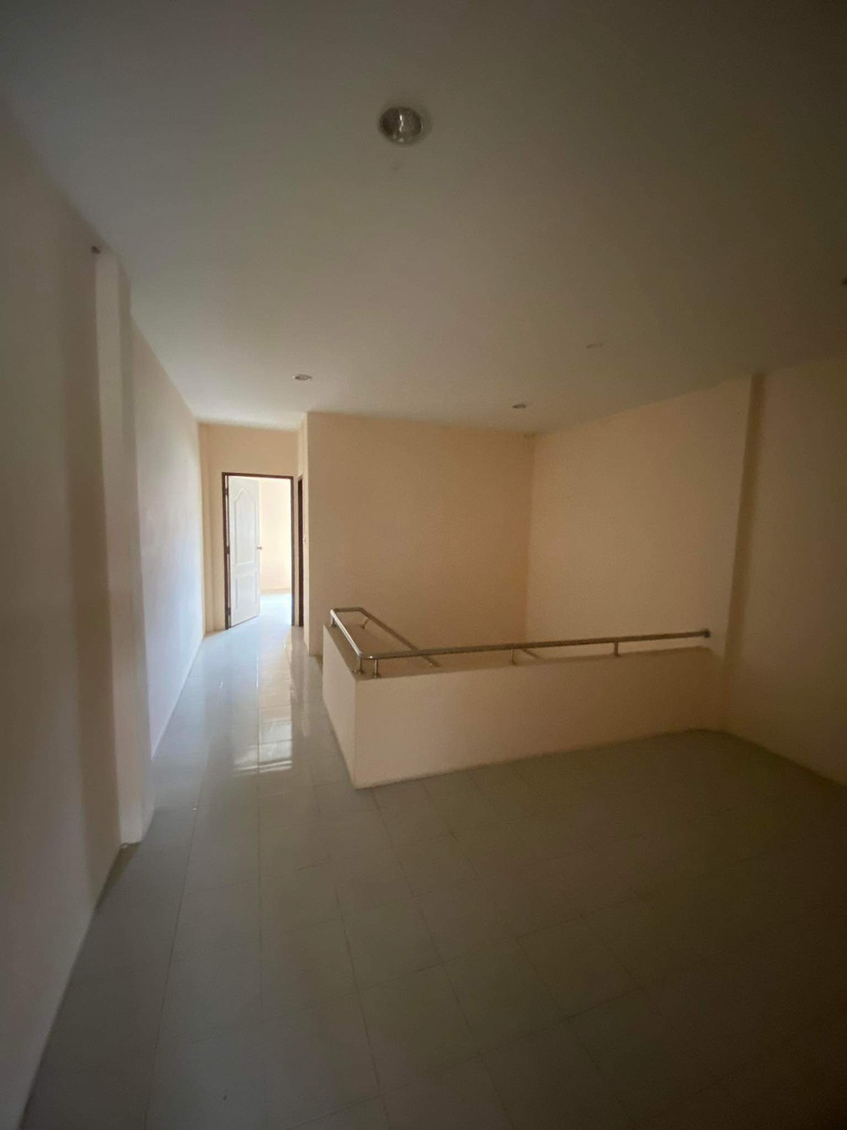 For SaleShop HouseChiang Rai : Urgent sale, 2 and a half story commercial building, suitable for doing business, in front of Mae Fah University, Chiang Rai Province.