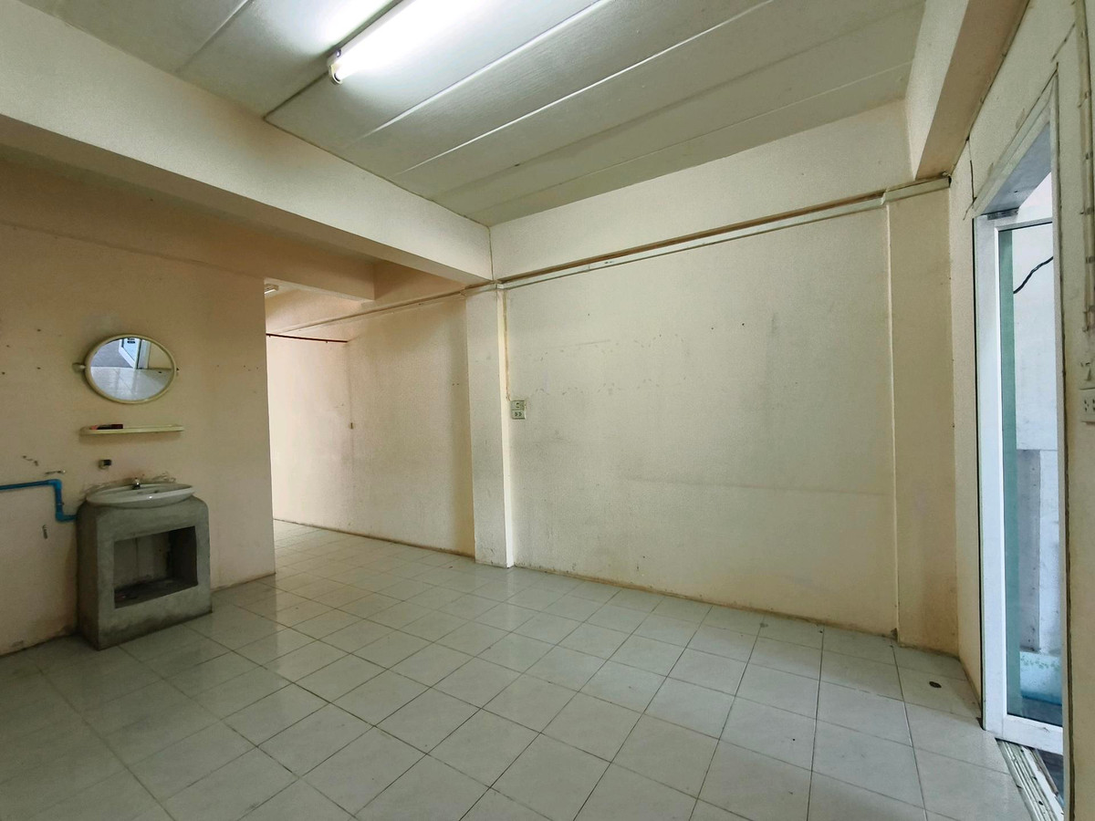 For SaleShop HouseChiang Rai : Urgent sale, 2 and a half story commercial building, suitable for doing business, in front of Mae Fah University, Chiang Rai Province.