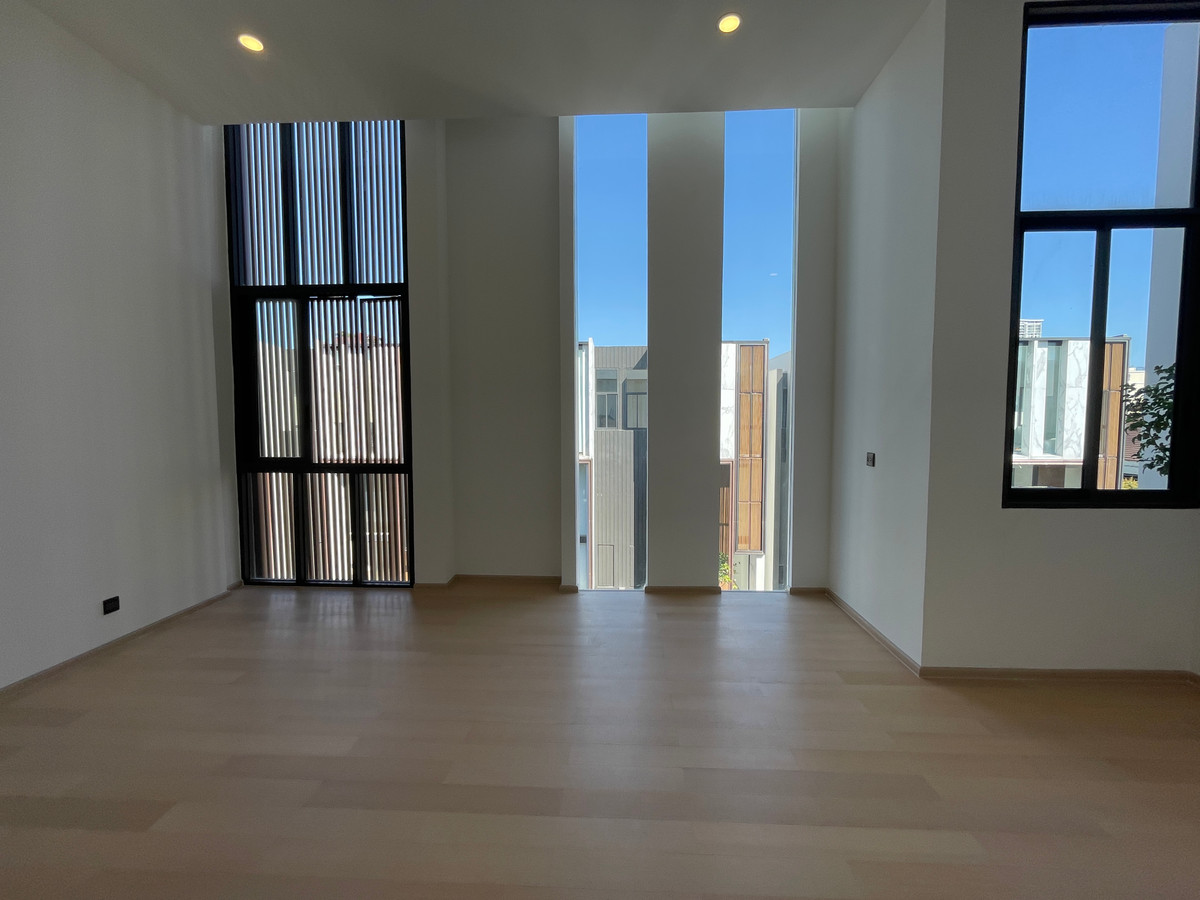 For SaleLadprao, Central Ladprao : [For Sale] Luxurious 3.5-story semi-detached house, Novel Residence Lat Phrao 18, usable area 417.4 sq m, like a single house in the heart of the city! Experience luxury living with the utmost privacy. In a potential location “Lat Phrao-Ratchada&