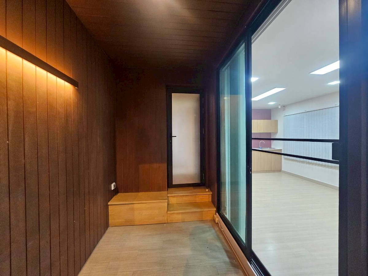 ให้เช่าทาวน์โฮมสมุทรปราการ สำโรง : ✨ ทาวน์โฮมหลังมุม รีโนเวทใหม่ทั้งหลัง: ที่พักระดับผู้บริหาร บนถนนหลักโครงการ Plex Bangna