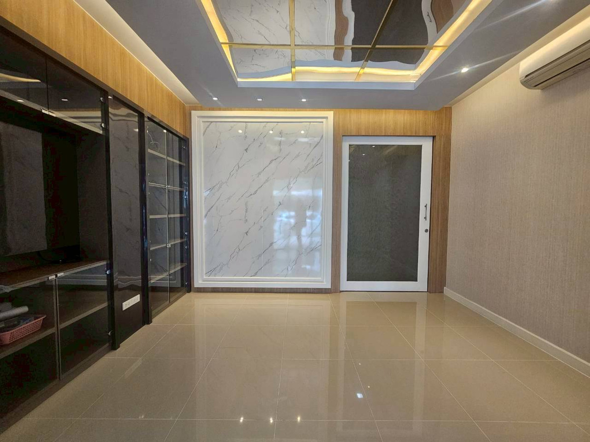 ให้เช่าทาวน์โฮมสมุทรปราการ สำโรง :  ✨ [YR678] ทาวน์โฮม 3 ชั้น Plex Bangna: ที่พักระดับผู้บริหาร ทำเลทองติดถนนใหญ่