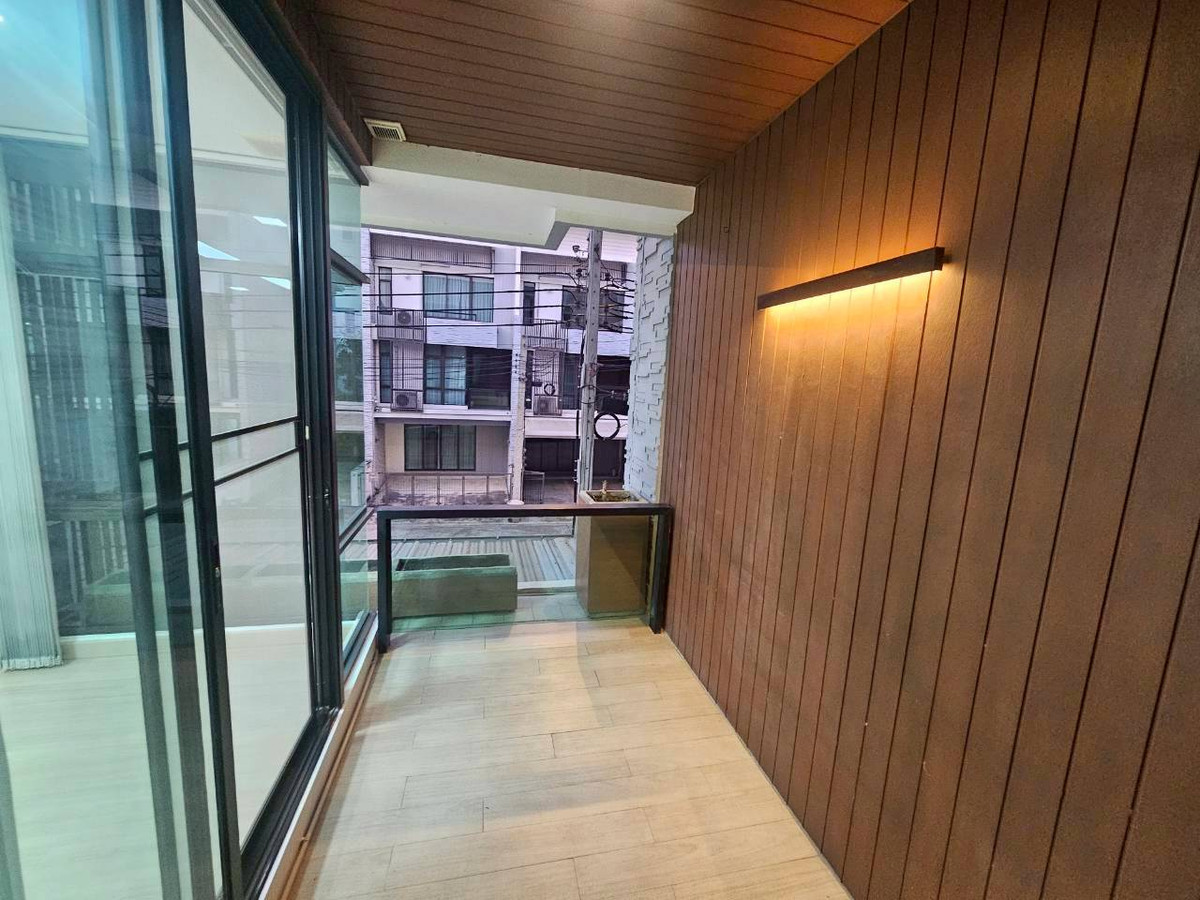 ให้เช่าทาวน์โฮมสมุทรปราการ สำโรง : ✨ ทาวน์โฮมหลังมุม รีโนเวทใหม่ทั้งหลัง: ที่พักระดับผู้บริหาร บนถนนหลักโครงการ Plex Bangna