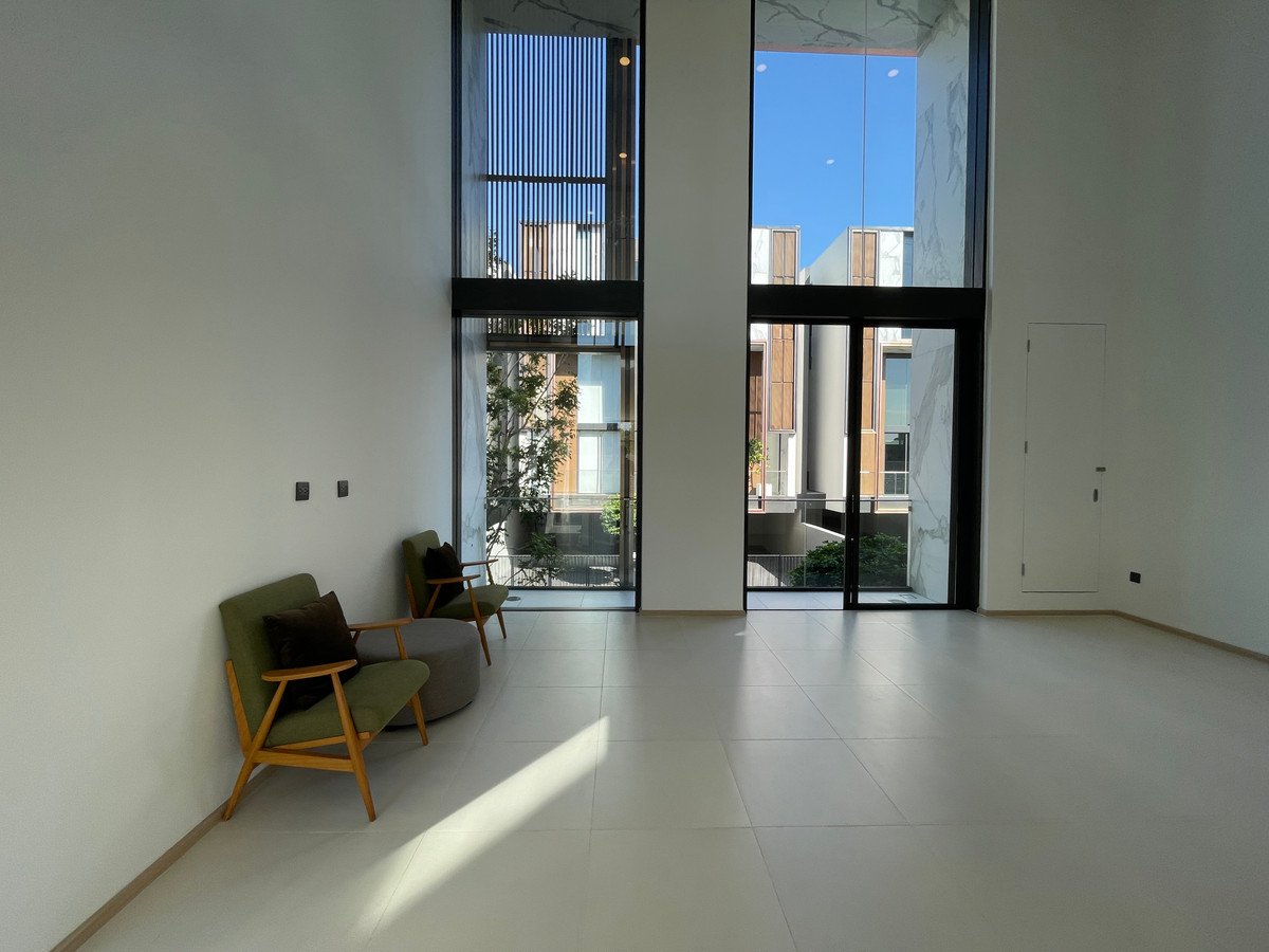 For SaleLadprao, Central Ladprao : [For Sale] Luxurious 3.5-story semi-detached house, Novel Residence Lat Phrao 18, usable area 417.4 sq m, like a single house in the heart of the city! Experience luxury living with the utmost privacy. In a potential location “Lat Phrao-Ratchada&