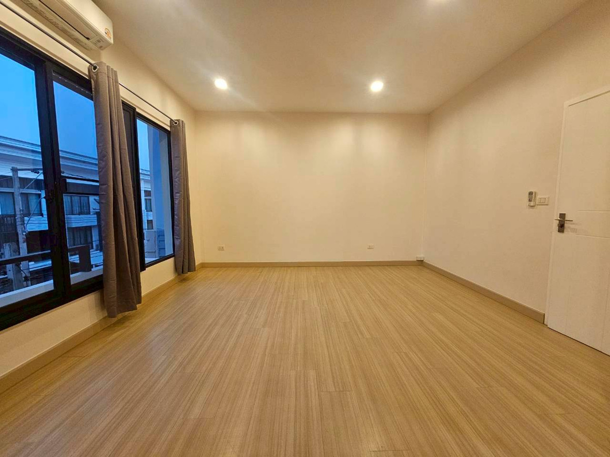 ให้เช่าทาวน์โฮมสมุทรปราการ สำโรง : ✨ ทาวน์โฮมหลังมุม รีโนเวทใหม่ทั้งหลัง: ที่พักระดับผู้บริหาร บนถนนหลักโครงการ Plex Bangna