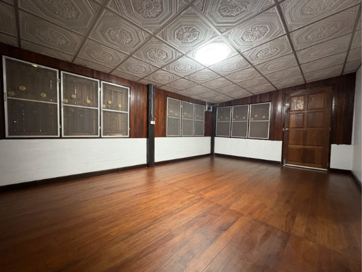 For SaleHousePattaya, Bangsaen, Chonburi : Thai style house for sale, cement mixed with wood. With a large plot of land