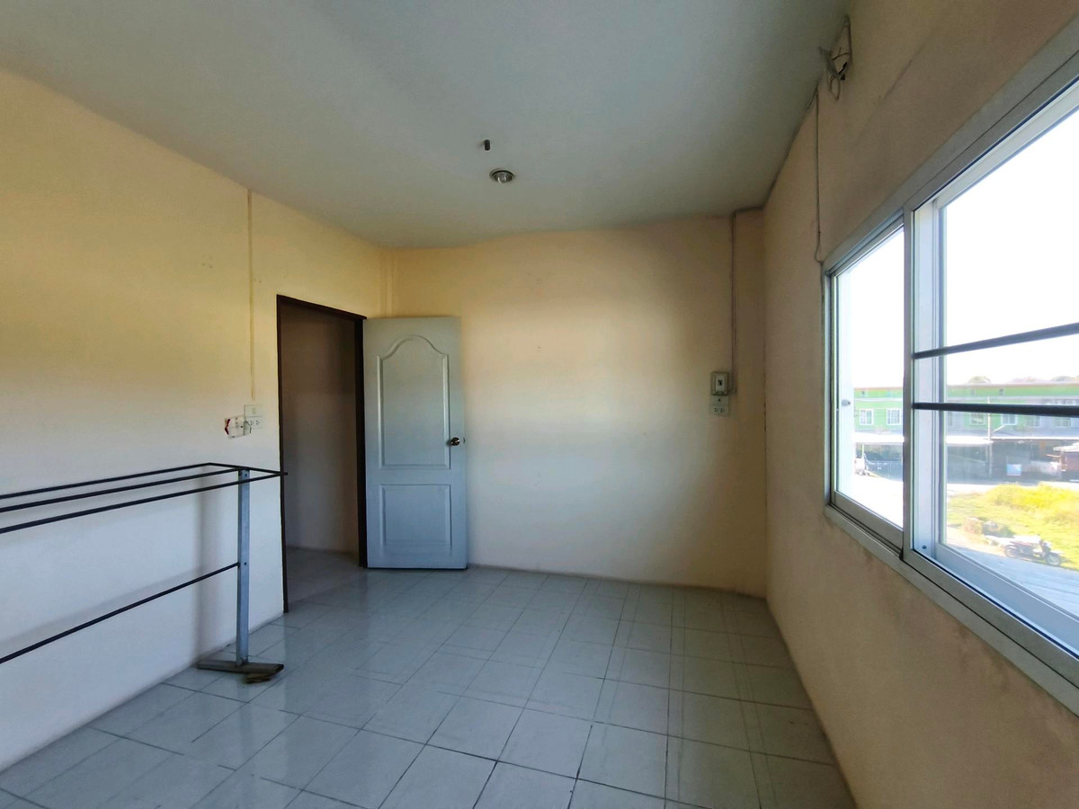 For SaleShop HouseChiang Rai : Urgent sale, 2 and a half story commercial building, suitable for doing business, in front of Mae Fah University, Chiang Rai Province.