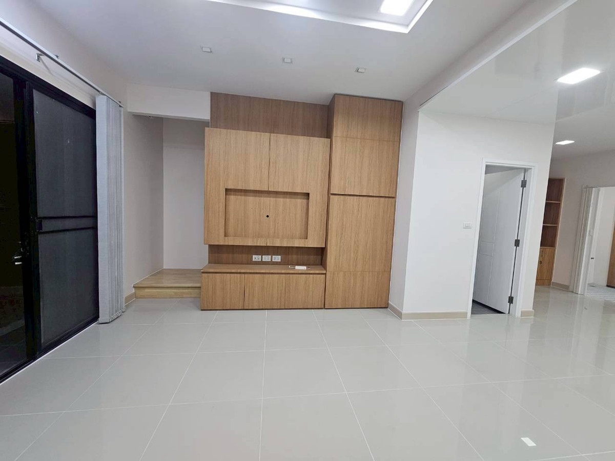 ให้เช่าทาวน์โฮมสมุทรปราการ สำโรง : ✨ ทาวน์โฮมหลังมุม รีโนเวทใหม่ทั้งหลัง: ที่พักระดับผู้บริหาร บนถนนหลักโครงการ Plex Bangna