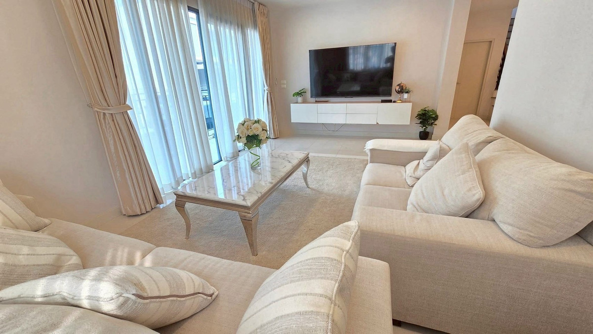 ให้เช่าบ้านบางนา แบริ่ง ลาซาล : 🔹Centro Bangna🔹รับคนเช่าทุกสัญชาติ รับสัตว์เลี้ยง🐶🐈 • 61 ต.ร.วา • 289 ตร.ม.• 4 ห้องนอน 5 ห้องน้ำ • จอดรถ 3 คัน