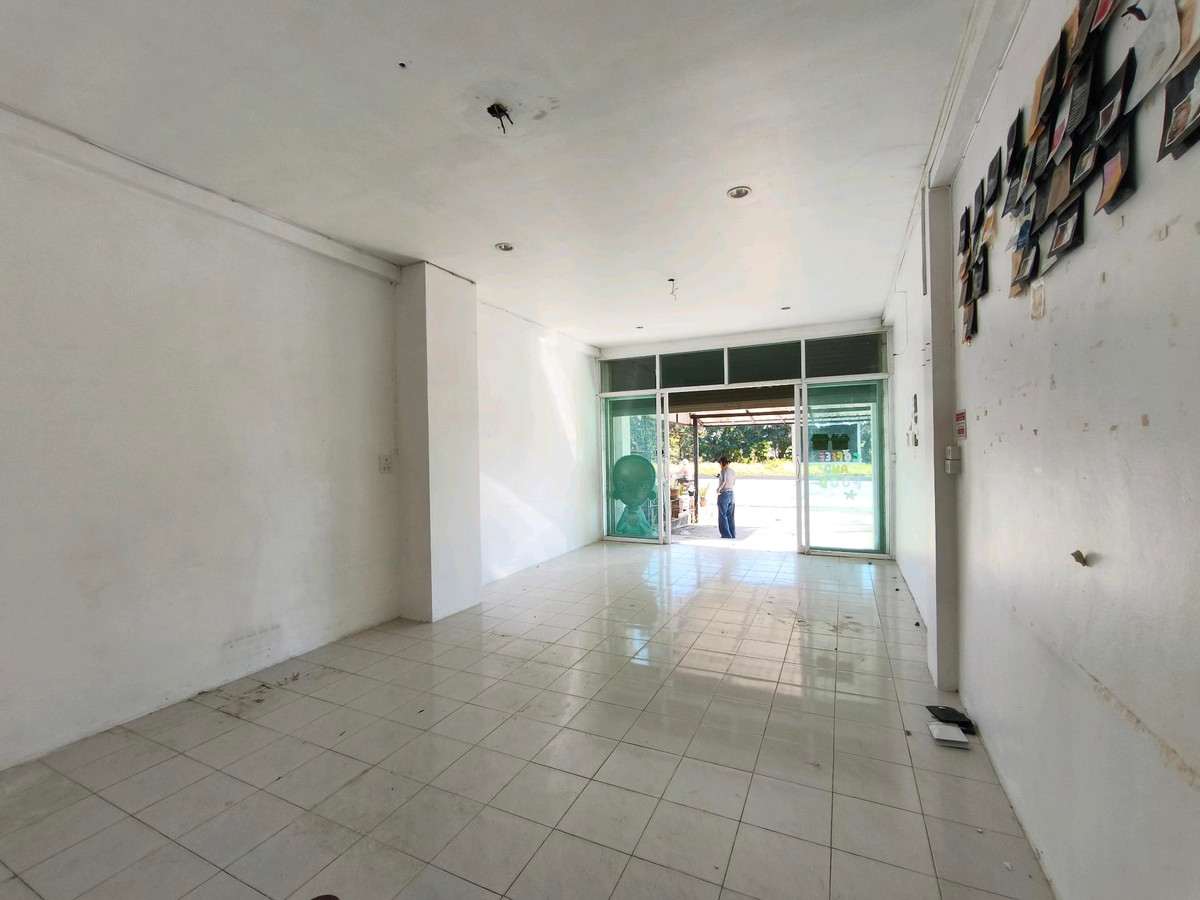 For SaleShop HouseChiang Rai : Urgent sale, 2 and a half story commercial building, suitable for doing business, in front of Mae Fah University, Chiang Rai Province.