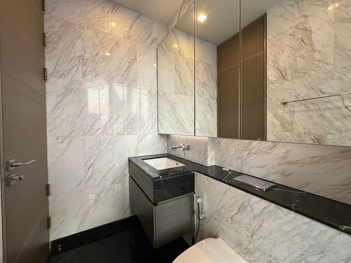 ให้เช่าคอนโดสีลม ศาลาแดง บางรัก : Condo for rent Saladaeng One Monthly 80,000 thb.