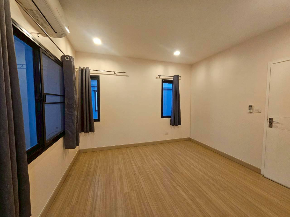 ให้เช่าทาวน์โฮมสมุทรปราการ สำโรง : ✨ ทาวน์โฮมหลังมุม รีโนเวทใหม่ทั้งหลัง: ที่พักระดับผู้บริหาร บนถนนหลักโครงการ Plex Bangna