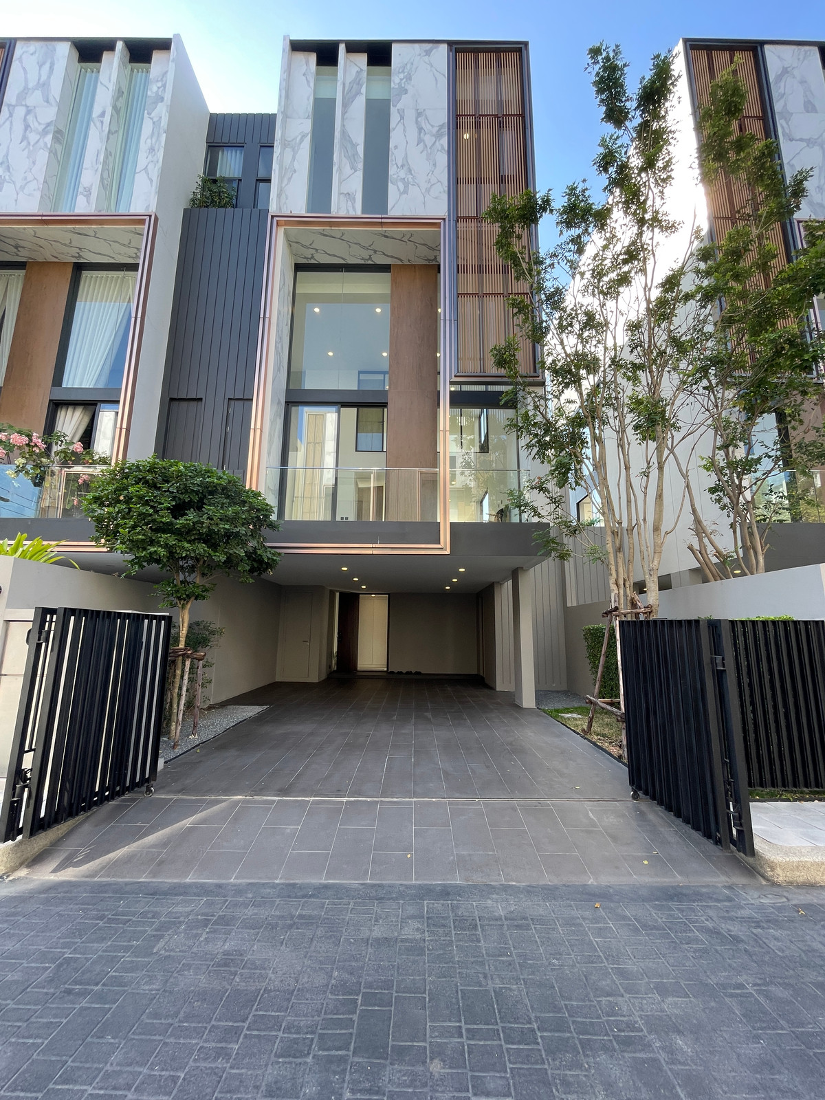 ขายลาดพร้าว เซ็นทรัลลาดพร้าว : [ขาย] บ้านแฝดหรู 3.5 ชั้น Novel Residence ลาดพร้าว 18  พื้นที่ใช้สอยจุใจ 417.4 ตร.ม. เหมือนบ้านเดี่ยวใจกลางเมือง! สัมผัสประสบการณ์การอยู่อาศัยระดับ Luxury ที่มีความเป็นส่วนตัวสูงสุด ในทำเลศักยภาพ 