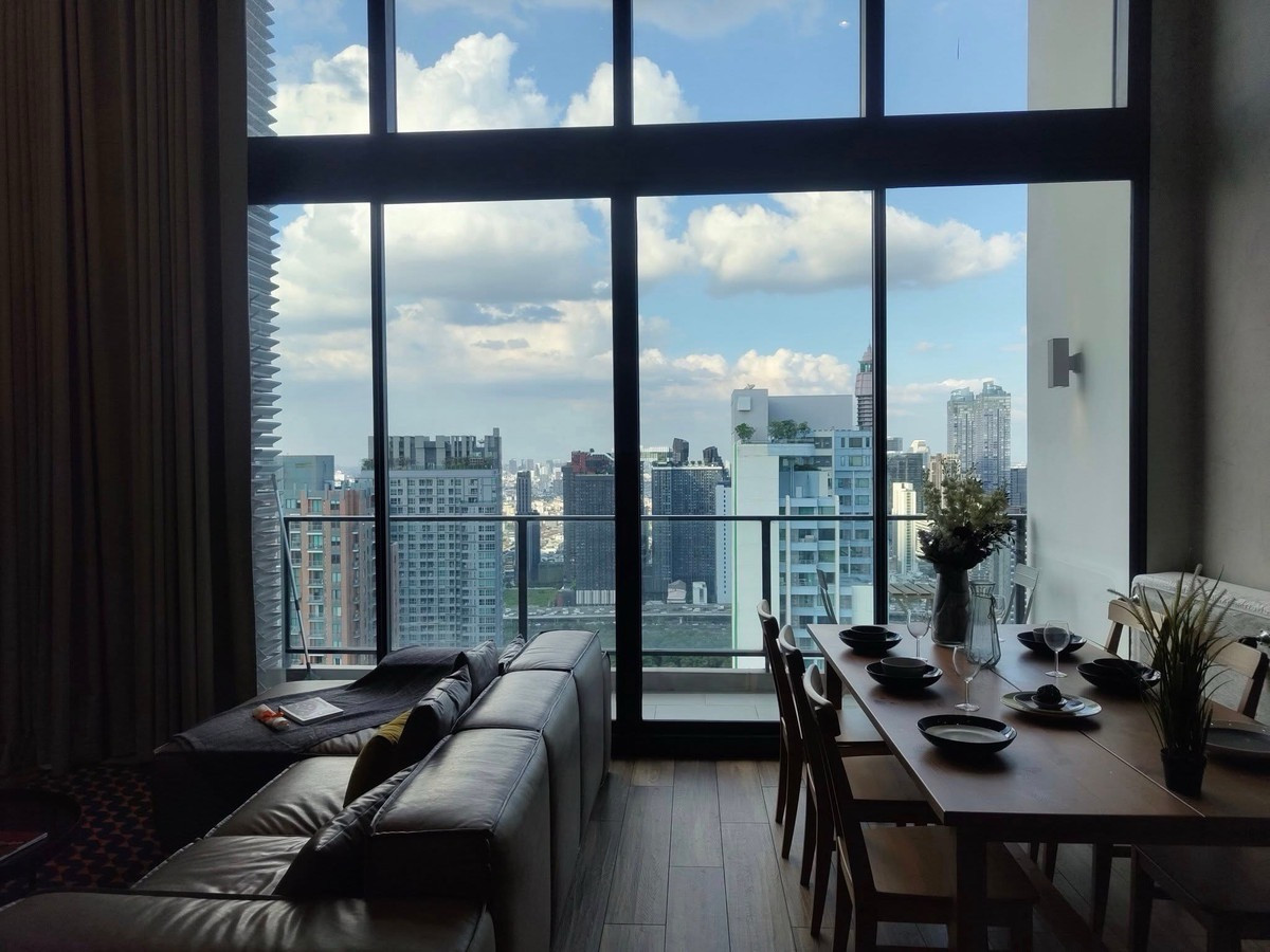 ให้เช่าคอนโดสุขุมวิท อโศก ทองหล่อ : 🔹Lofts Asoke (Duplex Penthouse)🔹3 bedrooms 4 bedrooms • 130 sq.m. • fully furnished • clear view • Floor 35++