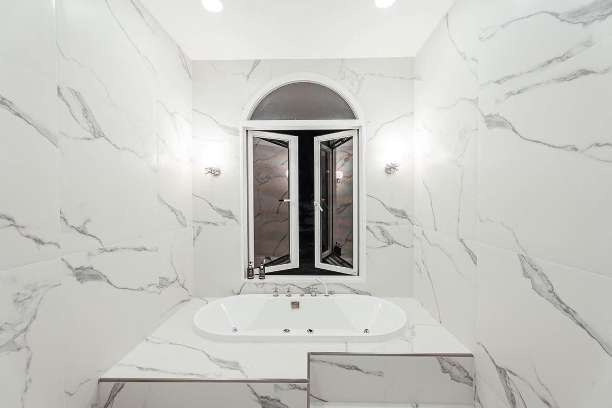 ขายบ้านพระราม 5 ราชพฤกษ์ บางกรวย : บ้านหรู หลังใหญ่ พร้อมสระว่ายน้ำ ✨ บ้านเดี่ยว ราชพฤกษ์ ซอยบางกร่าง 63/1 / 5 ห้องนอน (ขาย), Detached House Ratchaphruek Soi Bang Krang 63/1 / 5 Bedrooms (FOR SALE) AOM022