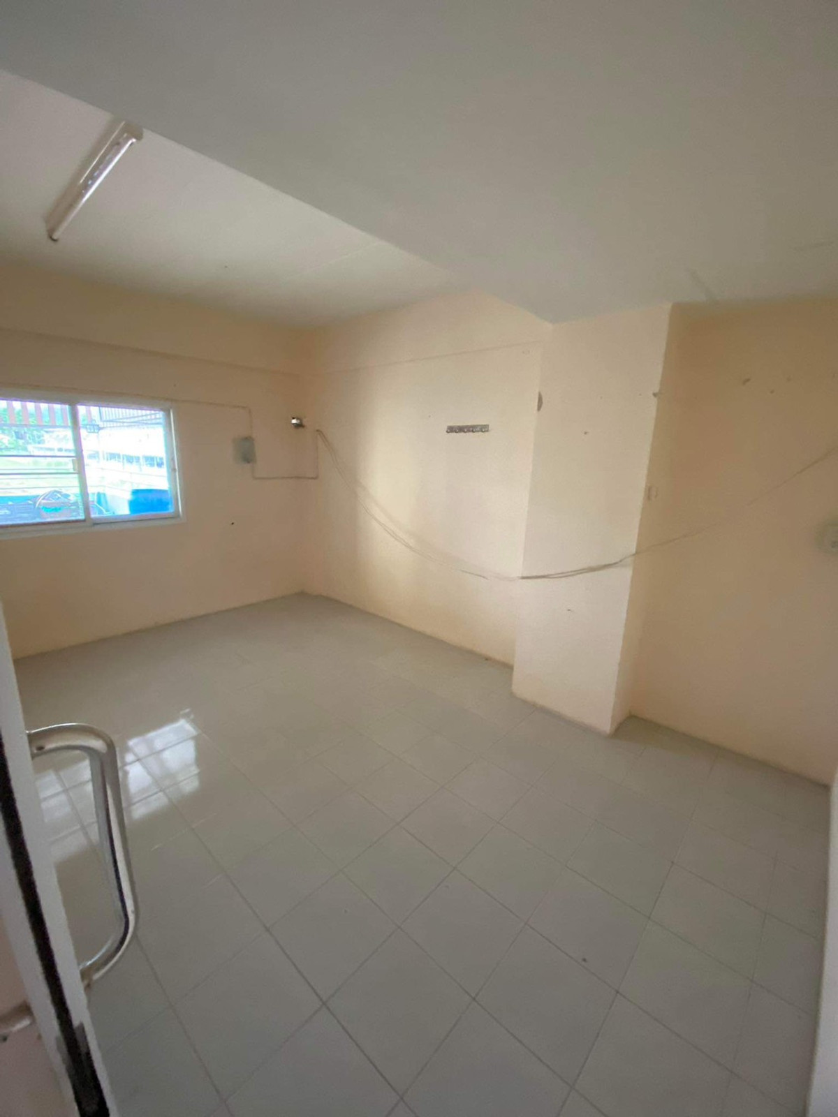 For SaleShop HouseChiang Rai : Urgent sale, 2 and a half story commercial building, suitable for doing business, in front of Mae Fah University, Chiang Rai Province.