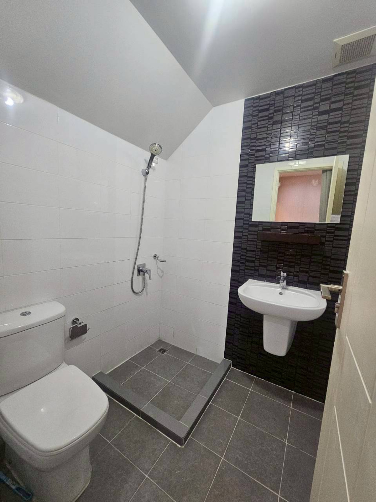 ให้เช่าทาวน์โฮมสมุทรปราการ สำโรง :  ✨ [YR678] ทาวน์โฮม 3 ชั้น Plex Bangna: ที่พักระดับผู้บริหาร ทำเลทองติดถนนใหญ่