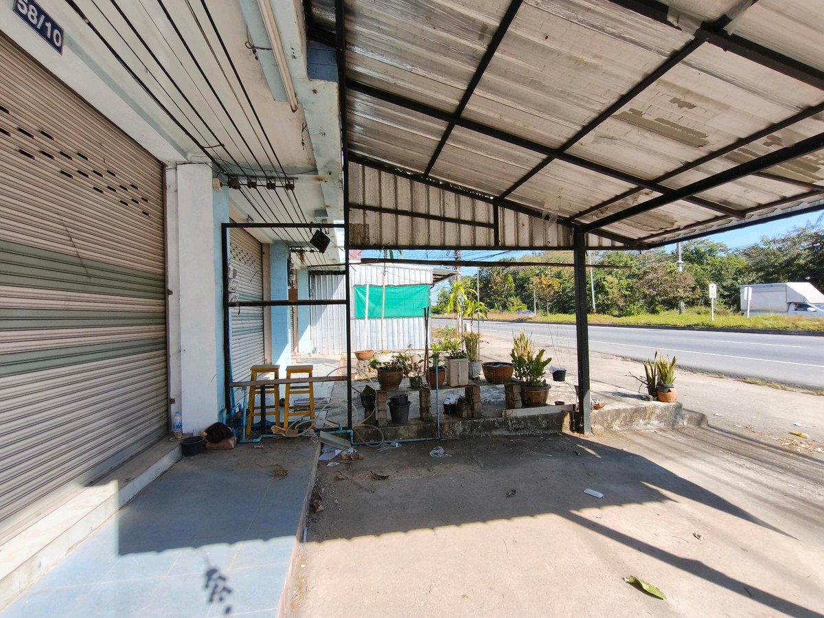 For SaleShop HouseChiang Rai : Urgent sale, 2 and a half story commercial building, suitable for doing business, in front of Mae Fah University, Chiang Rai Province.