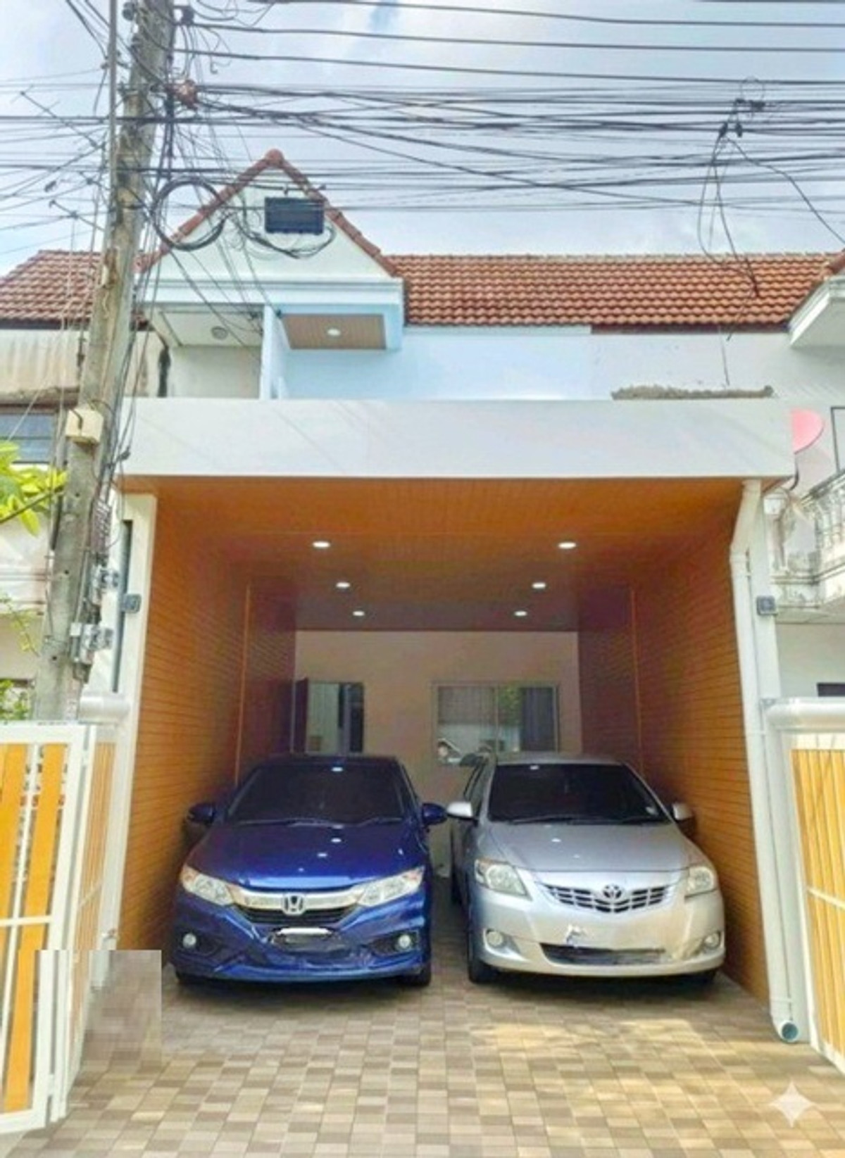 ให้เช่าทาวน์โฮมเกษตร นวมินทร์ ลาดปลาเค้า : Central EastVille4.45กม. MRT วัชรพล ให้เช่าทาวเฮ้าส์ 2 ชั้น โรงเบียร์เยอรมันตะวันแดง รามอินทรา 190ม. รร.นานาชาติกีรพัฒน์ 600 ม. 2นอน