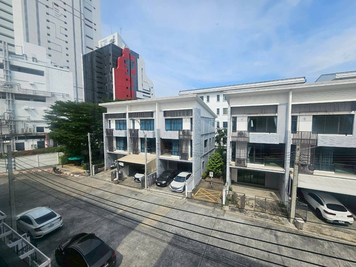 ให้เช่าทาวน์โฮมสมุทรปราการ สำโรง : ✨ ทาวน์โฮมหลังมุม รีโนเวทใหม่ทั้งหลัง: ที่พักระดับผู้บริหาร บนถนนหลักโครงการ Plex Bangna