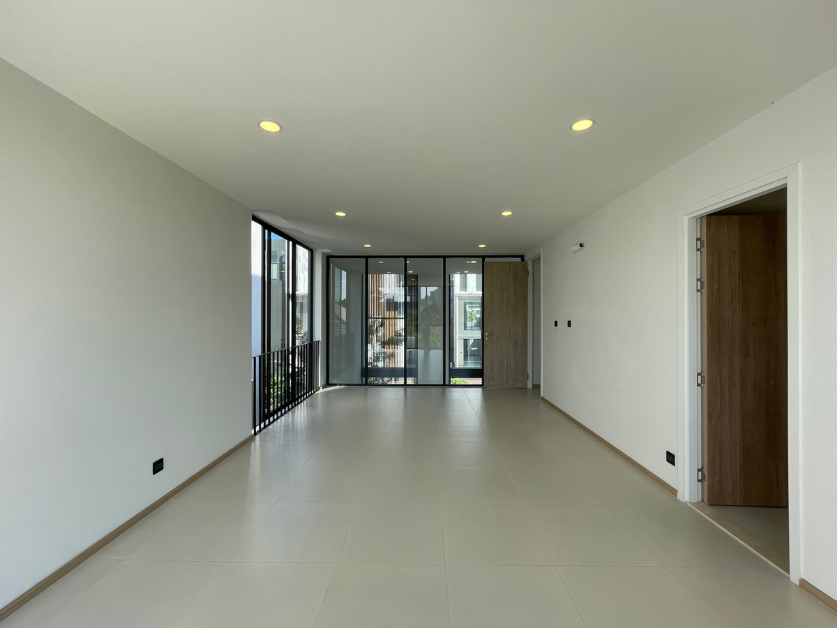 For SaleLadprao, Central Ladprao : [For Sale] Luxurious 3.5-story semi-detached house, Novel Residence Lat Phrao 18, usable area 417.4 sq m, like a single house in the heart of the city! Experience luxury living with the utmost privacy. In a potential location “Lat Phrao-Ratchada&