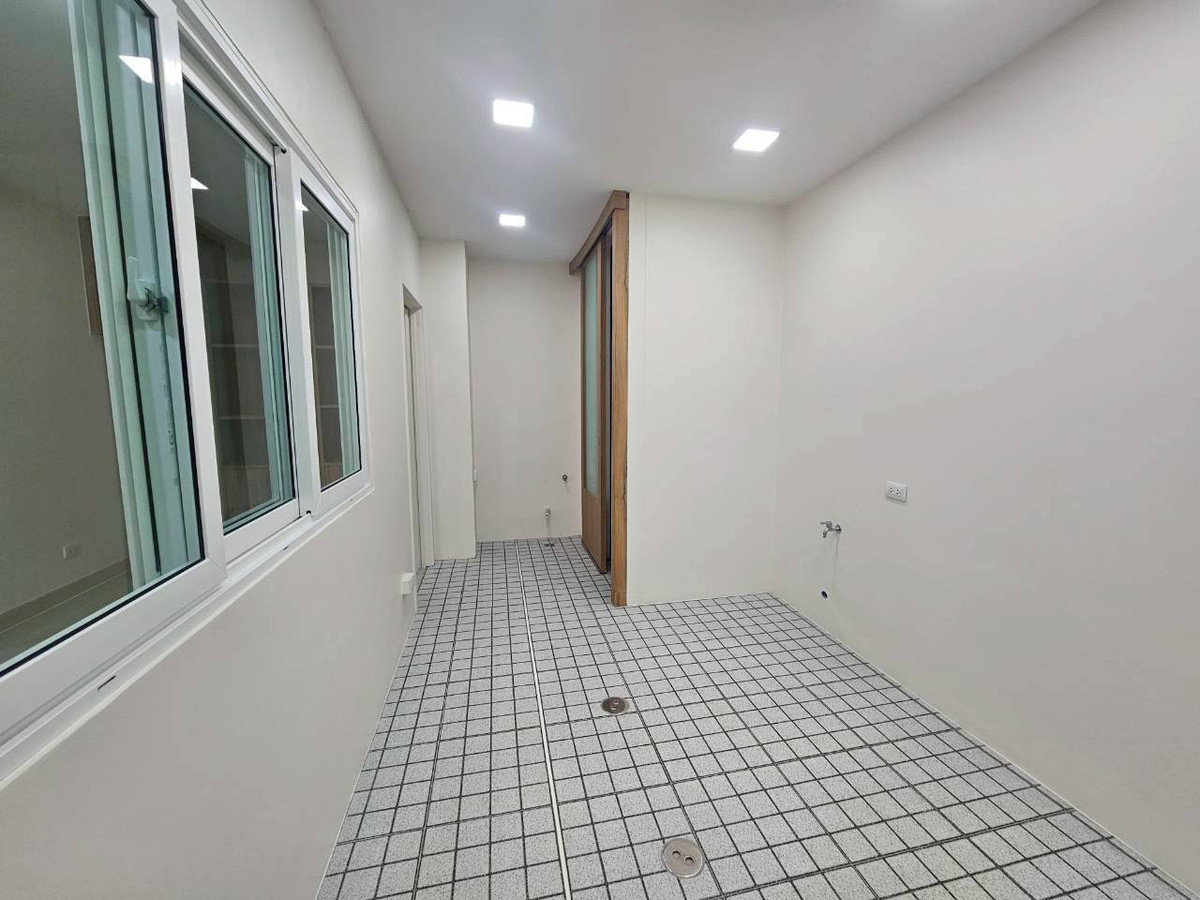 ให้เช่าทาวน์โฮมสมุทรปราการ สำโรง : ✨ ทาวน์โฮมหลังมุม รีโนเวทใหม่ทั้งหลัง: ที่พักระดับผู้บริหาร บนถนนหลักโครงการ Plex Bangna