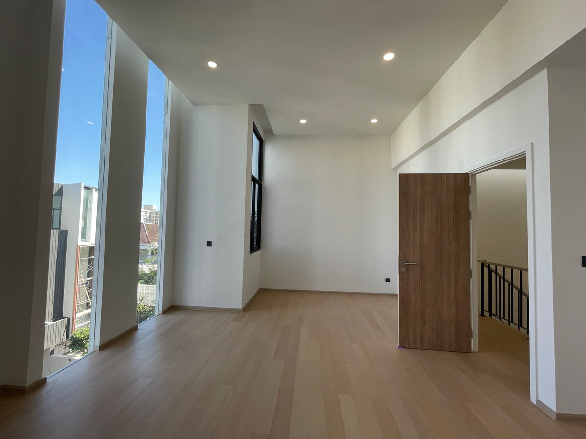 For SaleLadprao, Central Ladprao : [For Sale] Luxurious 3.5-story semi-detached house, Novel Residence Lat Phrao 18, usable area 417.4 sq m, like a single house in the heart of the city! Experience luxury living with the utmost privacy. In a potential location “Lat Phrao-Ratchada&