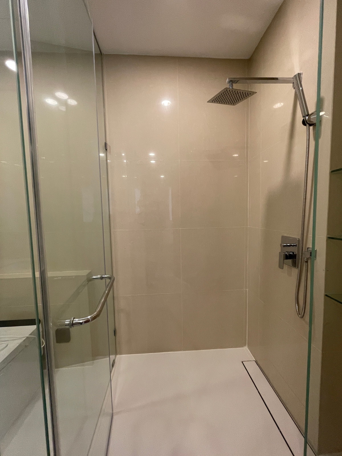 For SaleLadprao, Central Ladprao : [For Sale] Luxurious 3.5-story semi-detached house, Novel Residence Lat Phrao 18, usable area 417.4 sq m, like a single house in the heart of the city! Experience luxury living with the utmost privacy. In a potential location “Lat Phrao-Ratchada&