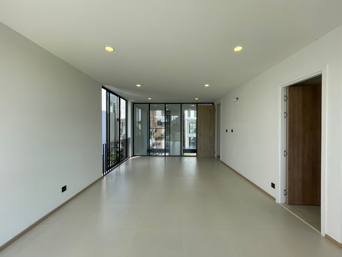 For SaleLadprao, Central Ladprao : [For Sale] Luxurious 3.5-story semi-detached house, Novel Residence Lat Phrao 18, usable area 417.4 sq m, like a single house in the heart of the city! Experience luxury living with the utmost privacy. In a potential location “Lat Phrao-Ratchada&