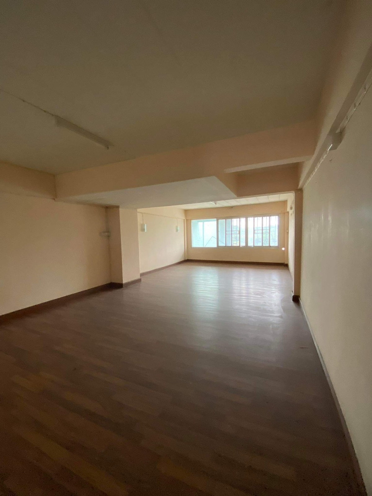 For SaleShop HouseChiang Rai : Urgent sale, 2 and a half story commercial building, suitable for doing business, in front of Mae Fah University, Chiang Rai Province.