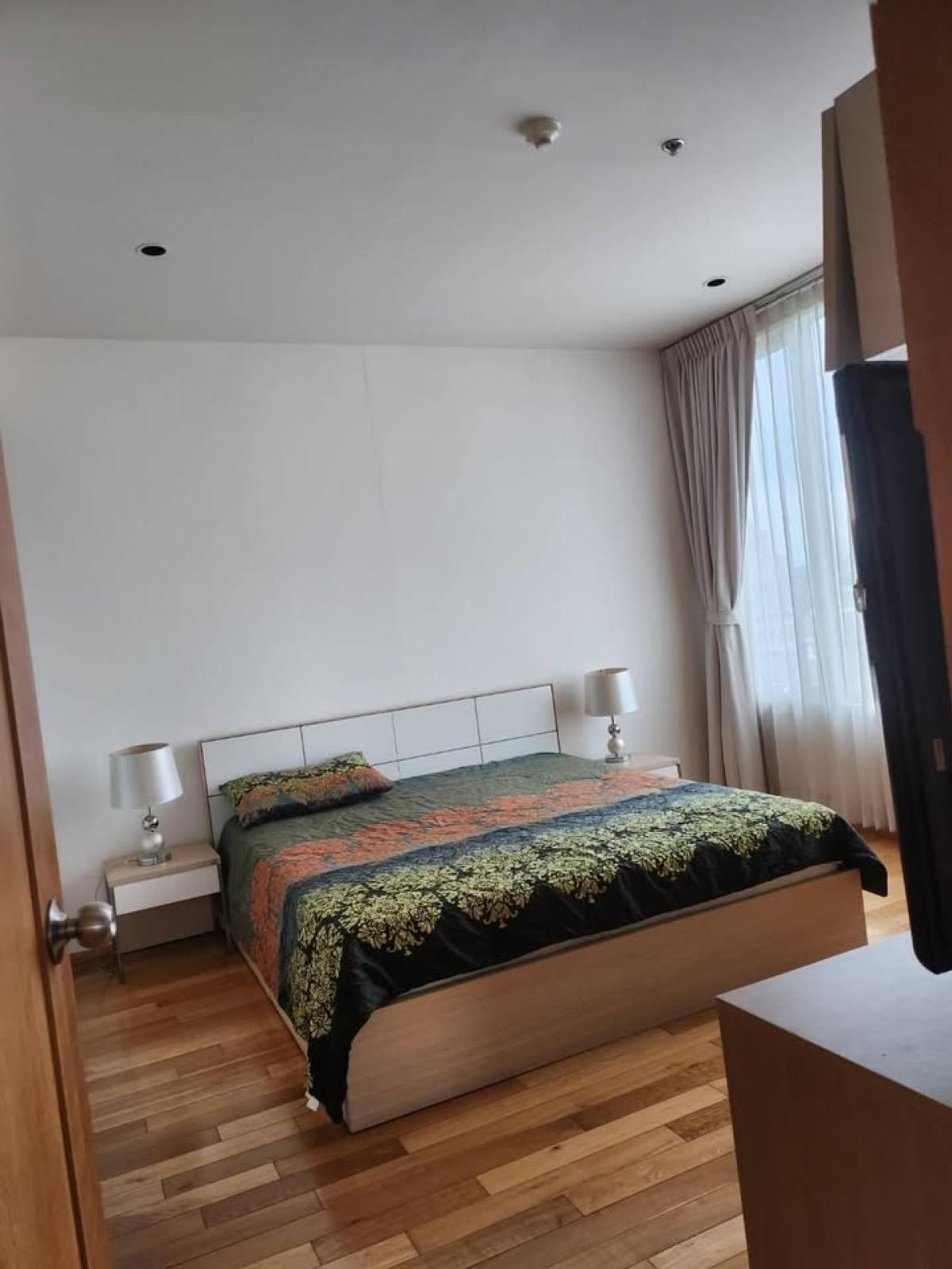 ให้เช่าคอนโดสาทร นราธิวาส : สวยหรู 3 ห้องนอน The Empire Place ใกล้ BTS ชองนนทรี เช่า 70,000 บาท/เดือน พื้นที่กว้าง 132 ตรม. พร้อมสิ่งอำนวยความสะดวกครบ!