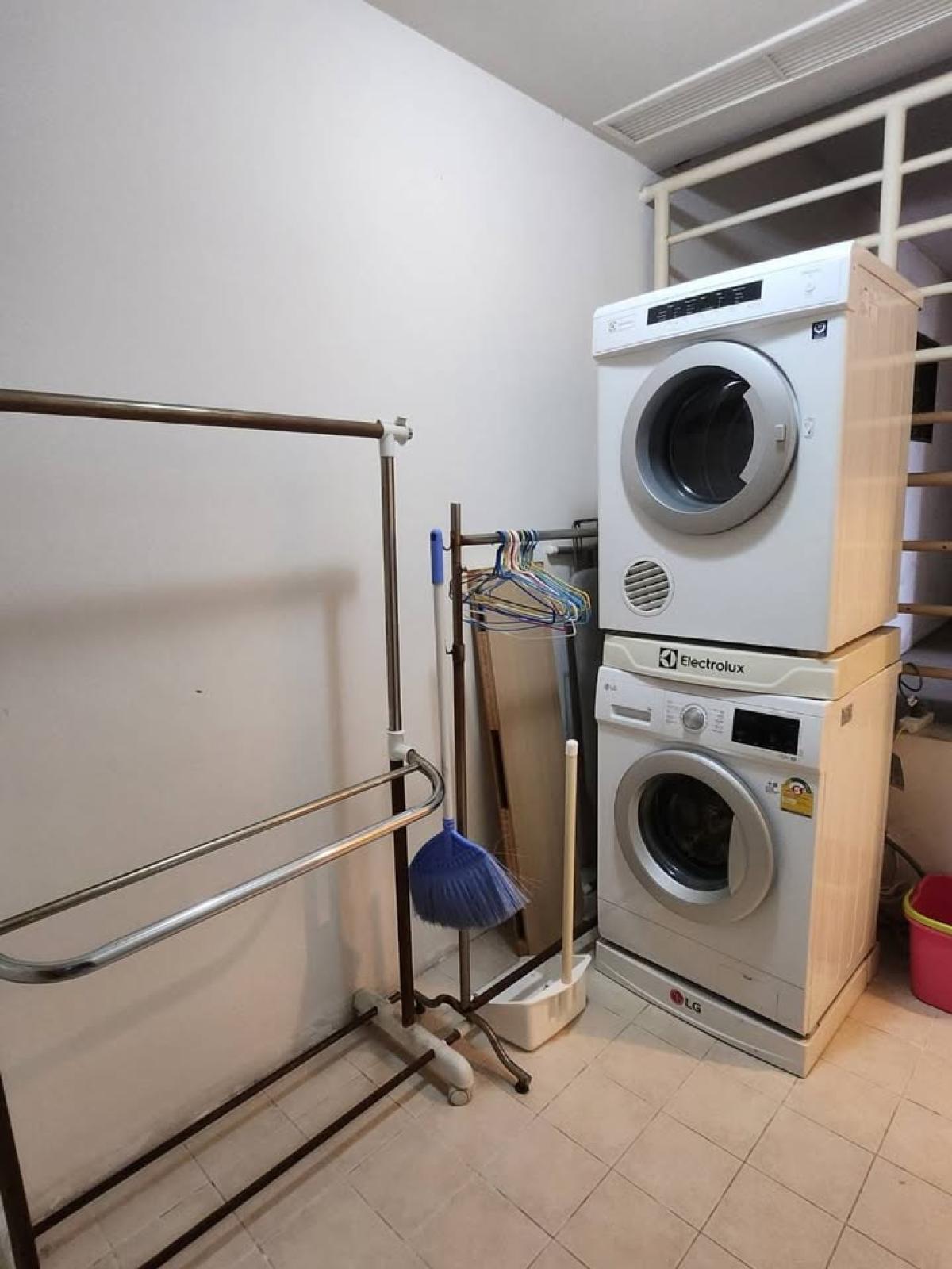 ให้เช่าคอนโดสาทร นราธิวาส : สวยหรู 3 ห้องนอน The Empire Place ใกล้ BTS ชองนนทรี เช่า 70,000 บาท/เดือน พื้นที่กว้าง 132 ตรม. พร้อมสิ่งอำนวยความสะดวกครบ!