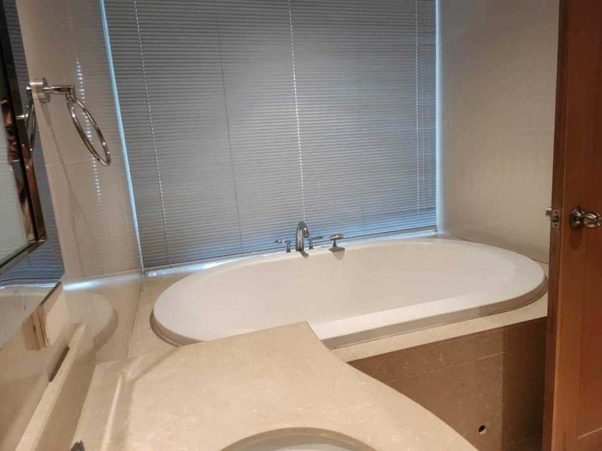 ให้เช่าคอนโดสาทร นราธิวาส : สวยหรู 3 ห้องนอน The Empire Place ใกล้ BTS ชองนนทรี เช่า 70,000 บาท/เดือน พื้นที่กว้าง 132 ตรม. พร้อมสิ่งอำนวยความสะดวกครบ!