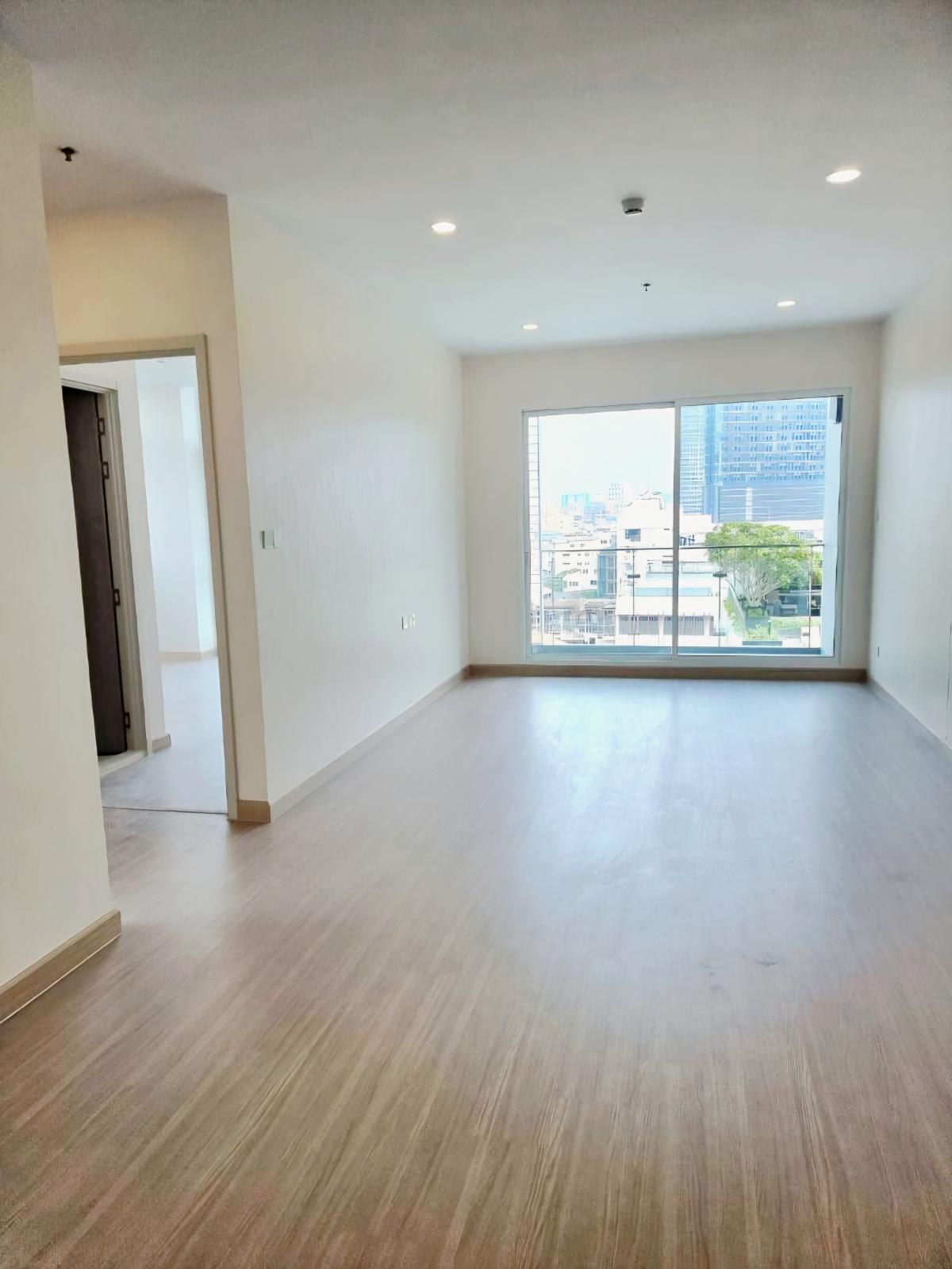 ขายคอนโดสยาม จุฬา สามย่าน : ราคาจริงรวมค่าใช้จ่ายแล้วคอนโดสุดหรูใจกลางสามย่าน 2 ห้องนอน ขนาด 80 ตรม. ใกล้ BTS/MRT เริ่ม 9.9 ล้าน! เติมเต็มไลฟ์สไตล์ด้วยสระว่ายน้ำ ฟิตเนส และ Sky Bar ส่วนตัว!