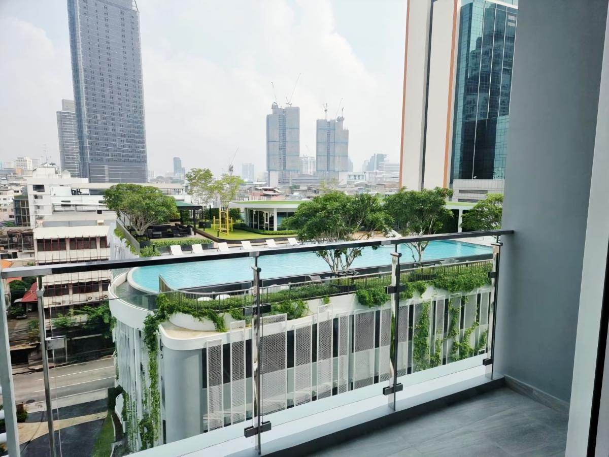 ขายคอนโดสยาม จุฬา สามย่าน : ราคาจริงรวมค่าใช้จ่ายแล้วคอนโดสุดหรูใจกลางสามย่าน 2 ห้องนอน ขนาด 80 ตรม. ใกล้ BTS/MRT เริ่ม 9.9 ล้าน! เติมเต็มไลฟ์สไตล์ด้วยสระว่ายน้ำ ฟิตเนส และ Sky Bar ส่วนตัว!