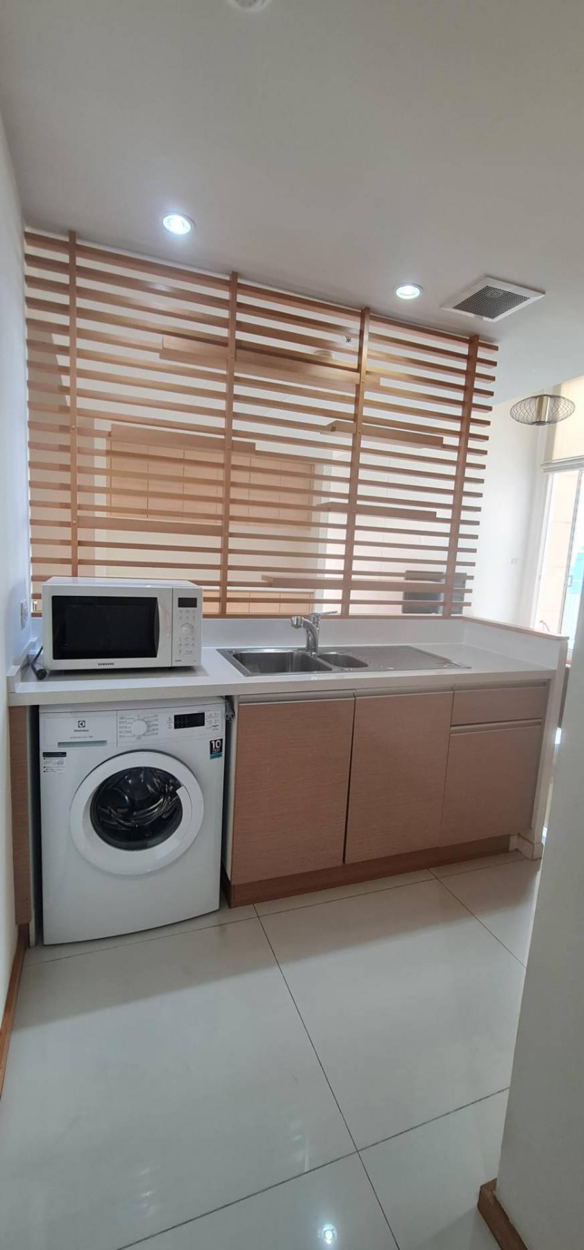 ให้เช่าคอนโดสาทร นราธิวาส : 28/01/2026, Luxury 2 Bedroom Condo@The Empire Place ใจกลางสีลม ติด BTS Chong Nonsi พื้นที่กว้าง 104 ตรม. พร้อมสระว่ายน้ำ ฟิตเนส ราคาเพียง 60,000 บาท/เดือน!