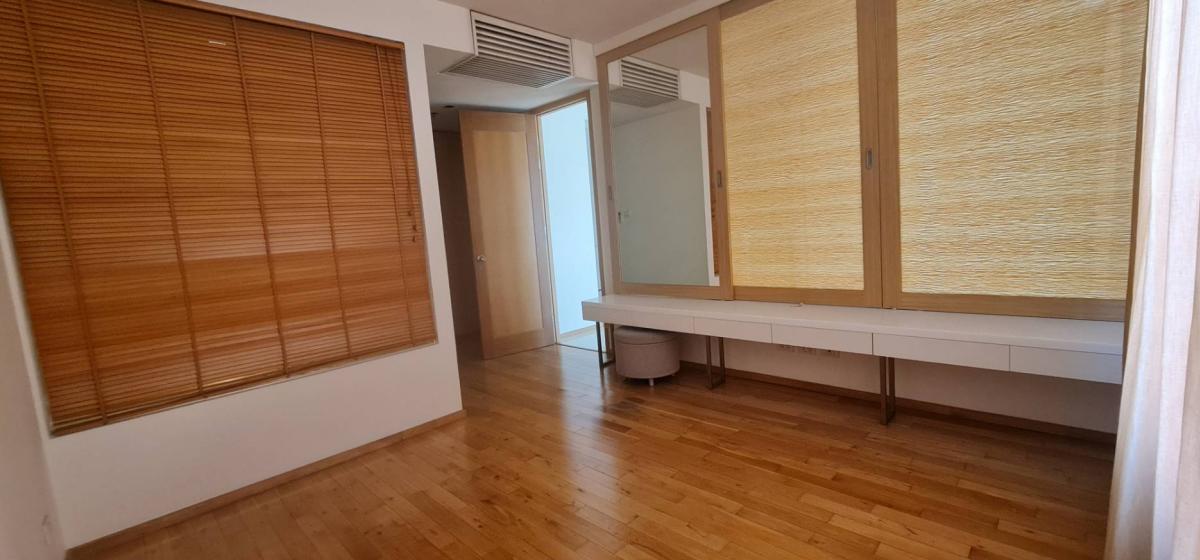 ให้เช่าคอนโดสาทร นราธิวาส : 28/01/2026, Luxury 2 Bedroom Condo@The Empire Place ใจกลางสีลม ติด BTS Chong Nonsi พื้นที่กว้าง 104 ตรม. พร้อมสระว่ายน้ำ ฟิตเนส ราคาเพียง 60,000 บาท/เดือน!