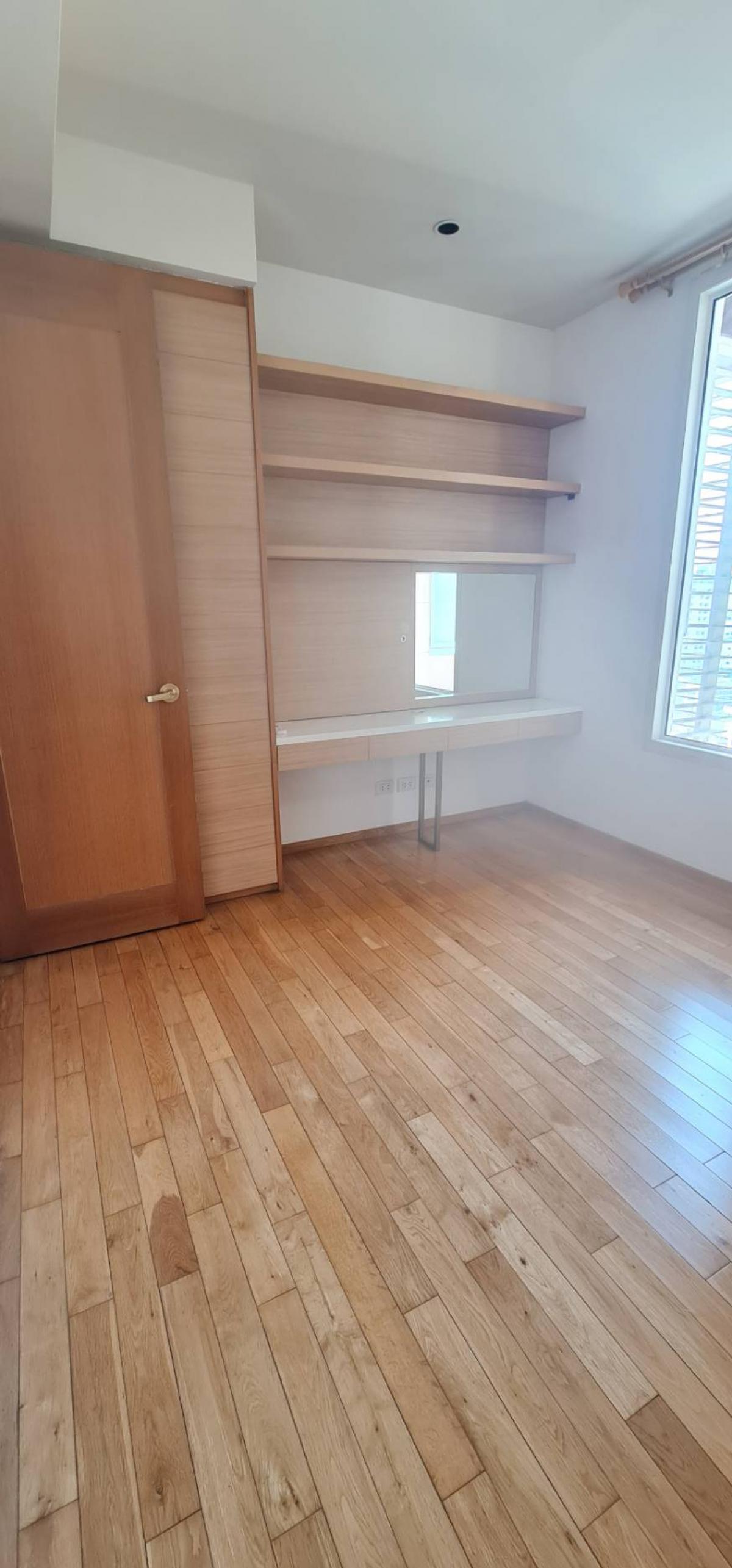 ให้เช่าคอนโดสาทร นราธิวาส : 28/01/2026, Luxury 2 Bedroom Condo@The Empire Place ใจกลางสีลม ติด BTS Chong Nonsi พื้นที่กว้าง 104 ตรม. พร้อมสระว่ายน้ำ ฟิตเนส ราคาเพียง 60,000 บาท/เดือน!