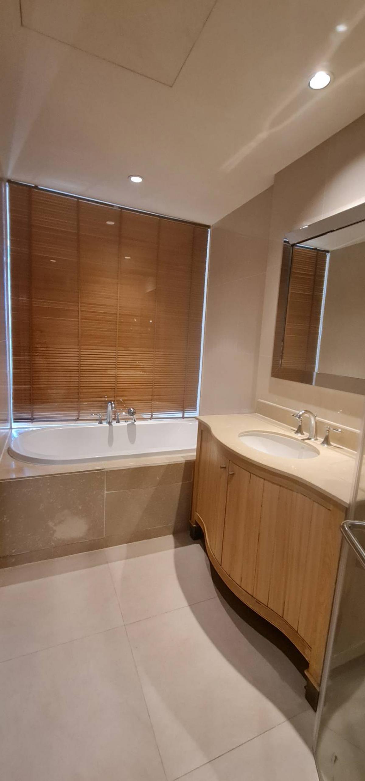 ให้เช่าคอนโดสาทร นราธิวาส : 28/01/2026, Luxury 2 Bedroom Condo@The Empire Place ใจกลางสีลม ติด BTS Chong Nonsi พื้นที่กว้าง 104 ตรม. พร้อมสระว่ายน้ำ ฟิตเนส ราคาเพียง 60,000 บาท/เดือน!