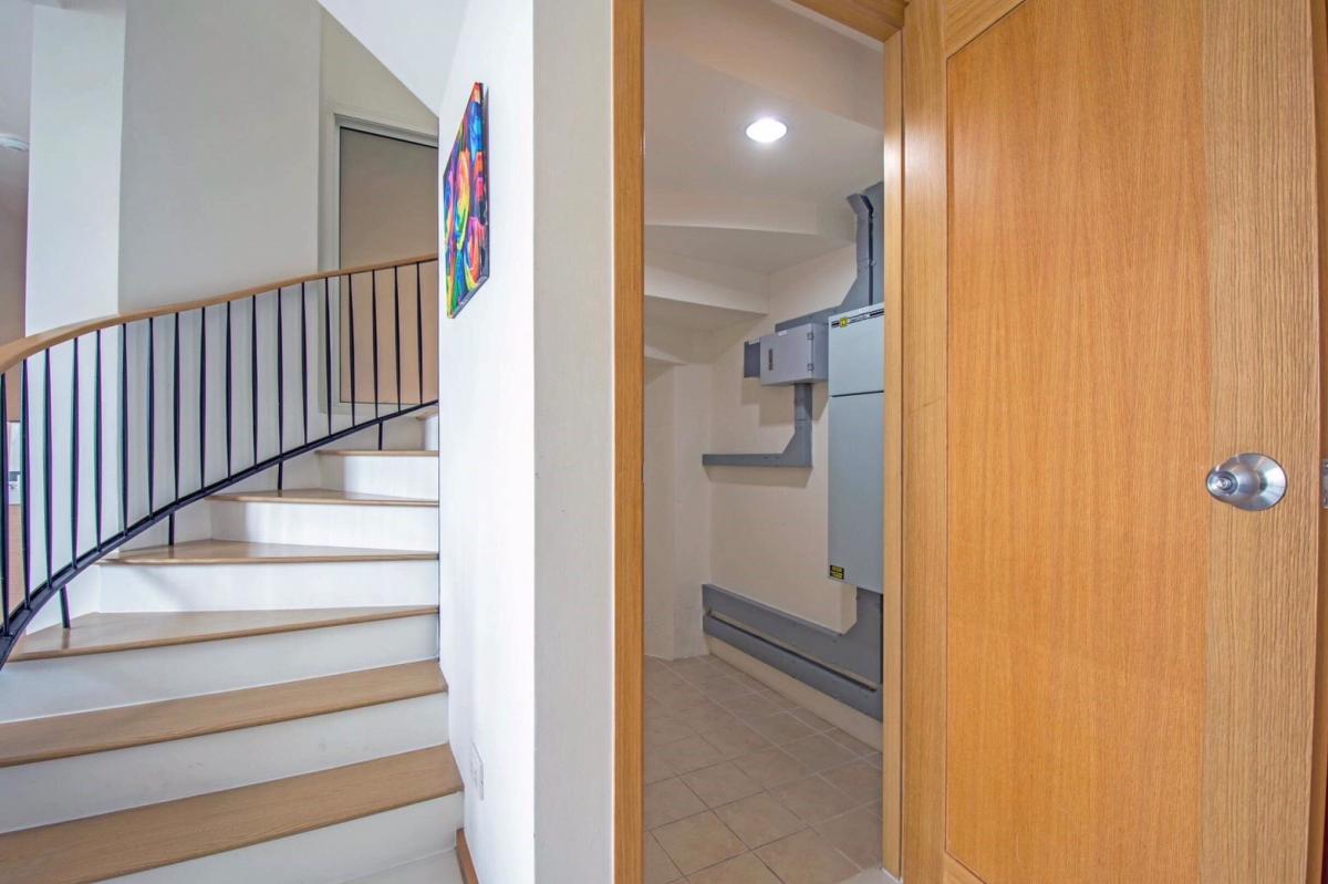 ให้เช่าคอนโดสาทร นราธิวาส : 28/01/2026, The Empire Place คอนโด 2 นอน ใจกลางสีลม เช่า 60,000 บาท ใกล้ BTS ชองนนทรี!