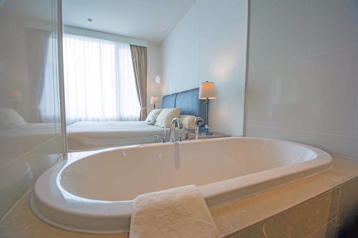 ให้เช่าคอนโดสาทร นราธิวาส : 28/01/2026, The Empire Place คอนโด 2 นอน ใจกลางสีลม เช่า 60,000 บาท ใกล้ BTS ชองนนทรี!