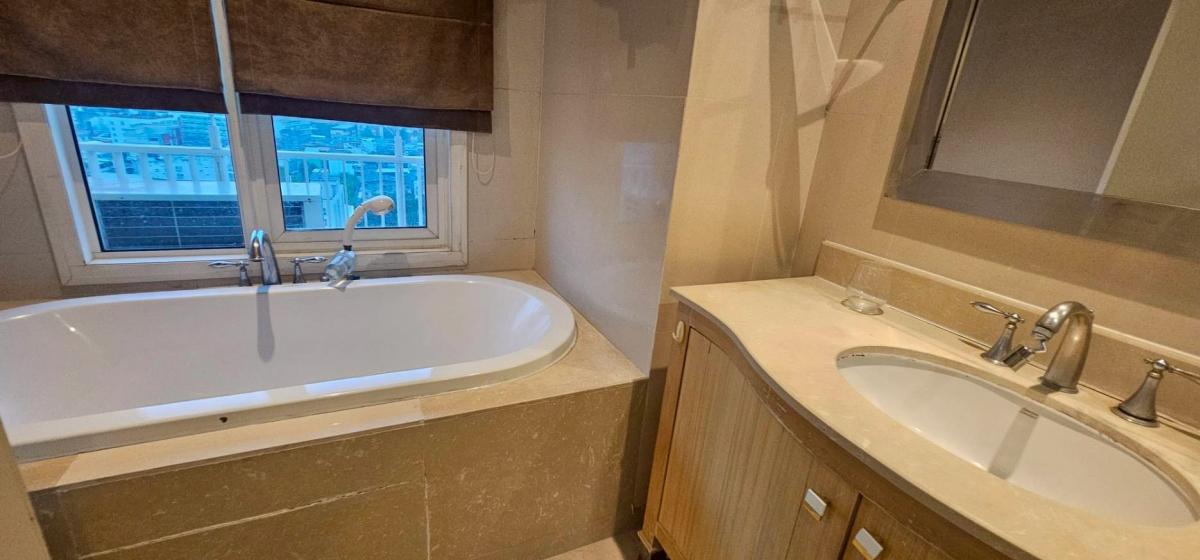 ให้เช่าคอนโดสาทร นราธิวาส : 28/01/2026, 2 Bedroom Condo Near BTS Chong Nonsi | The Empire Place 106 sqm Luxury Facilities & Prime Location - Rent 55,000 THB/Month!