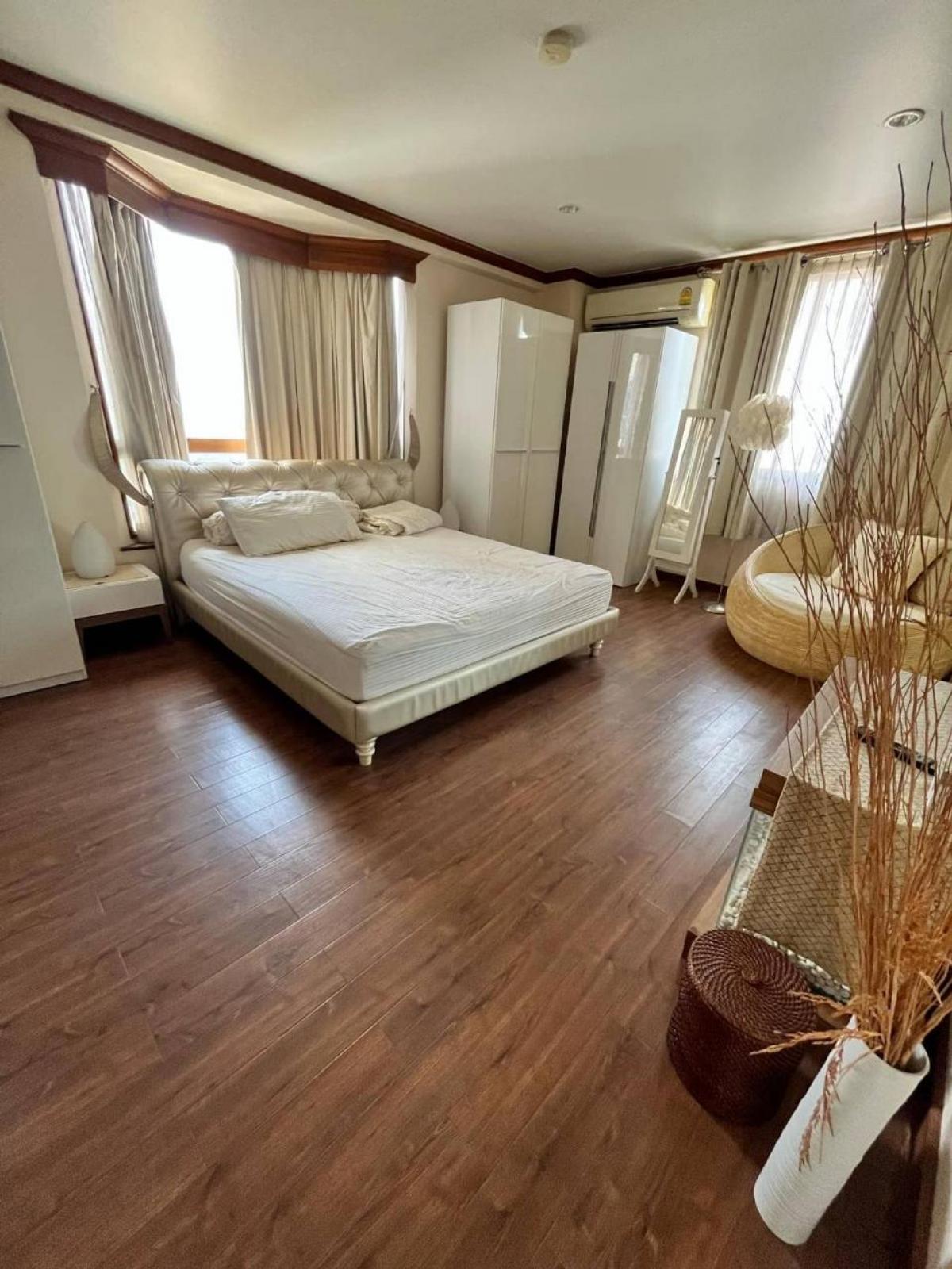For SaleCondoPattanakan, Srinakarin : Large room 3 bedrooms 3 bathrooms Royal Castle Pattanakarn Free of all expenses!Near BTS On Nut Selling for only 6.4 million!